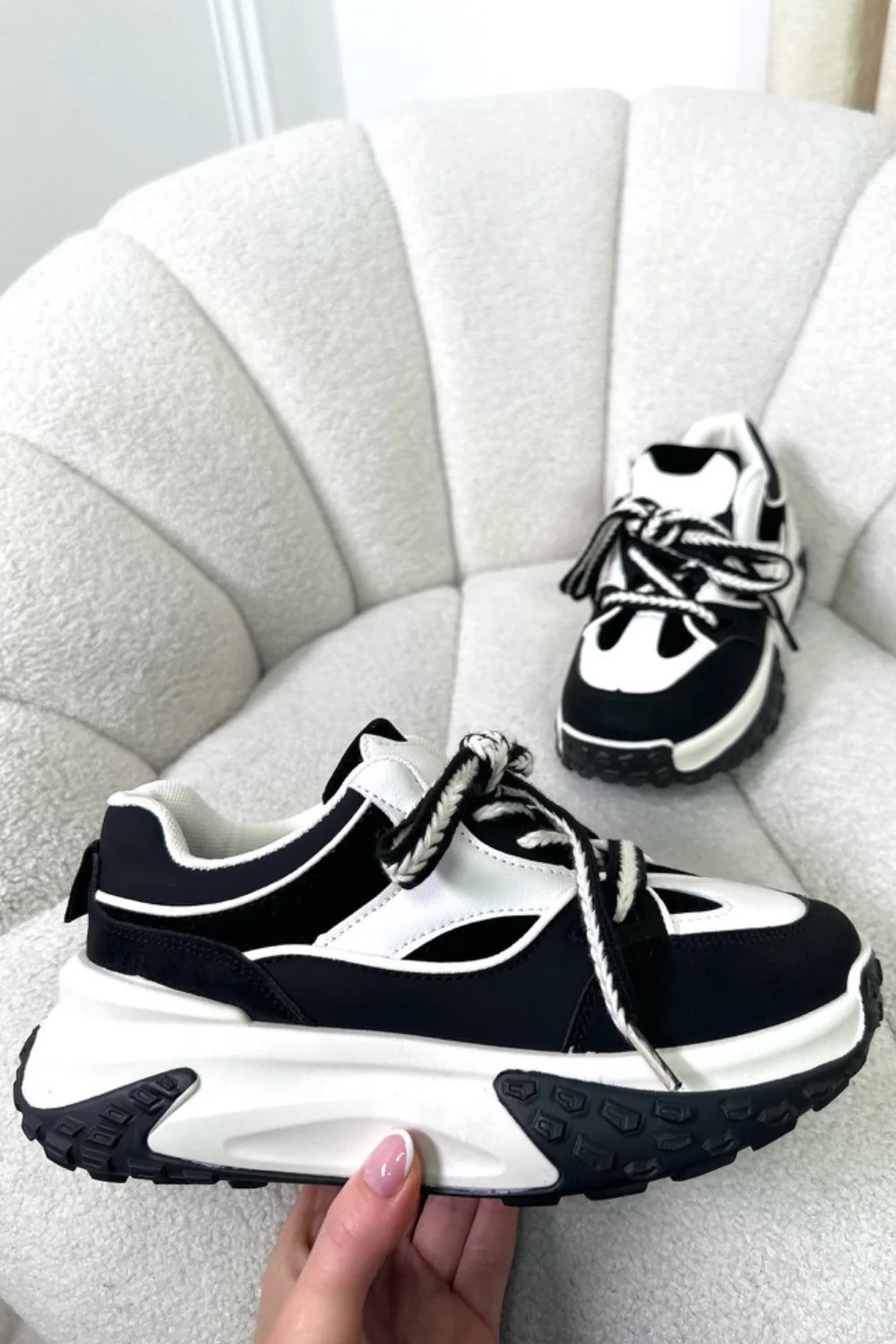 Alex black and white trainers - Image 2