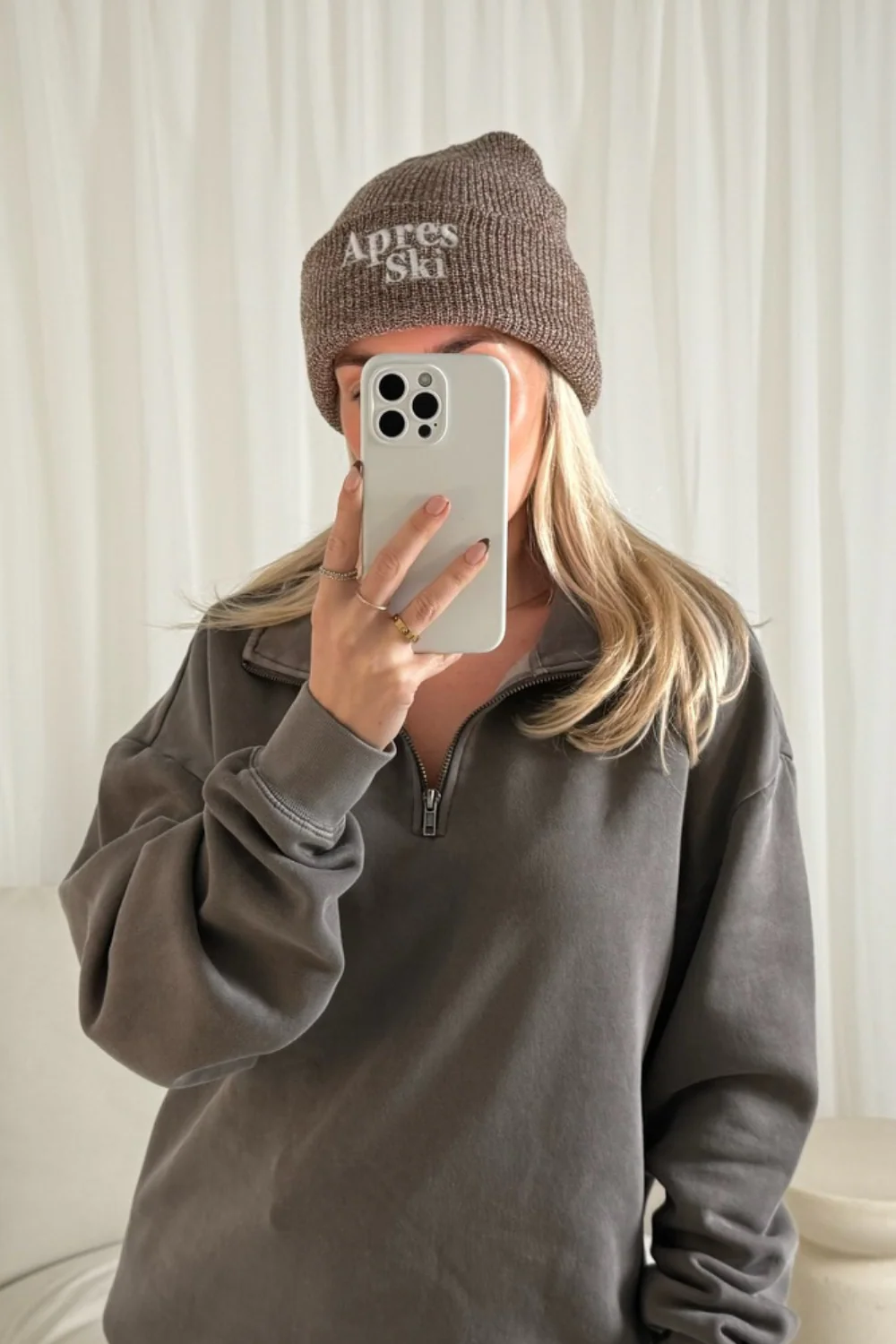 Apres ski beige embroidered knit beanie hat - Image 2
