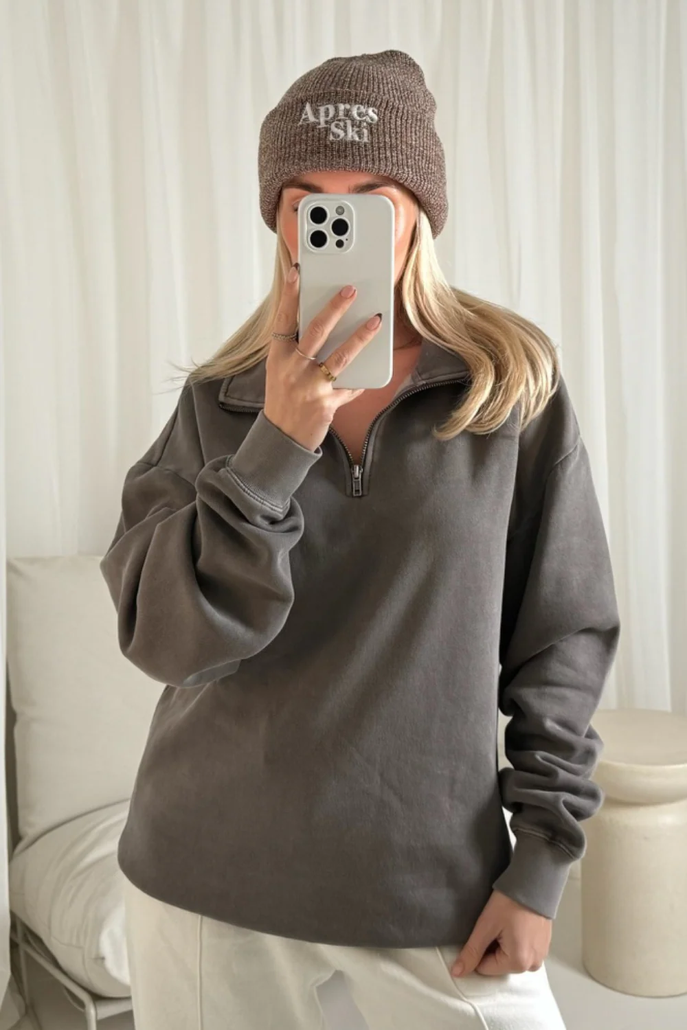 Apres ski beige embroidered knit beanie hat - Image 3