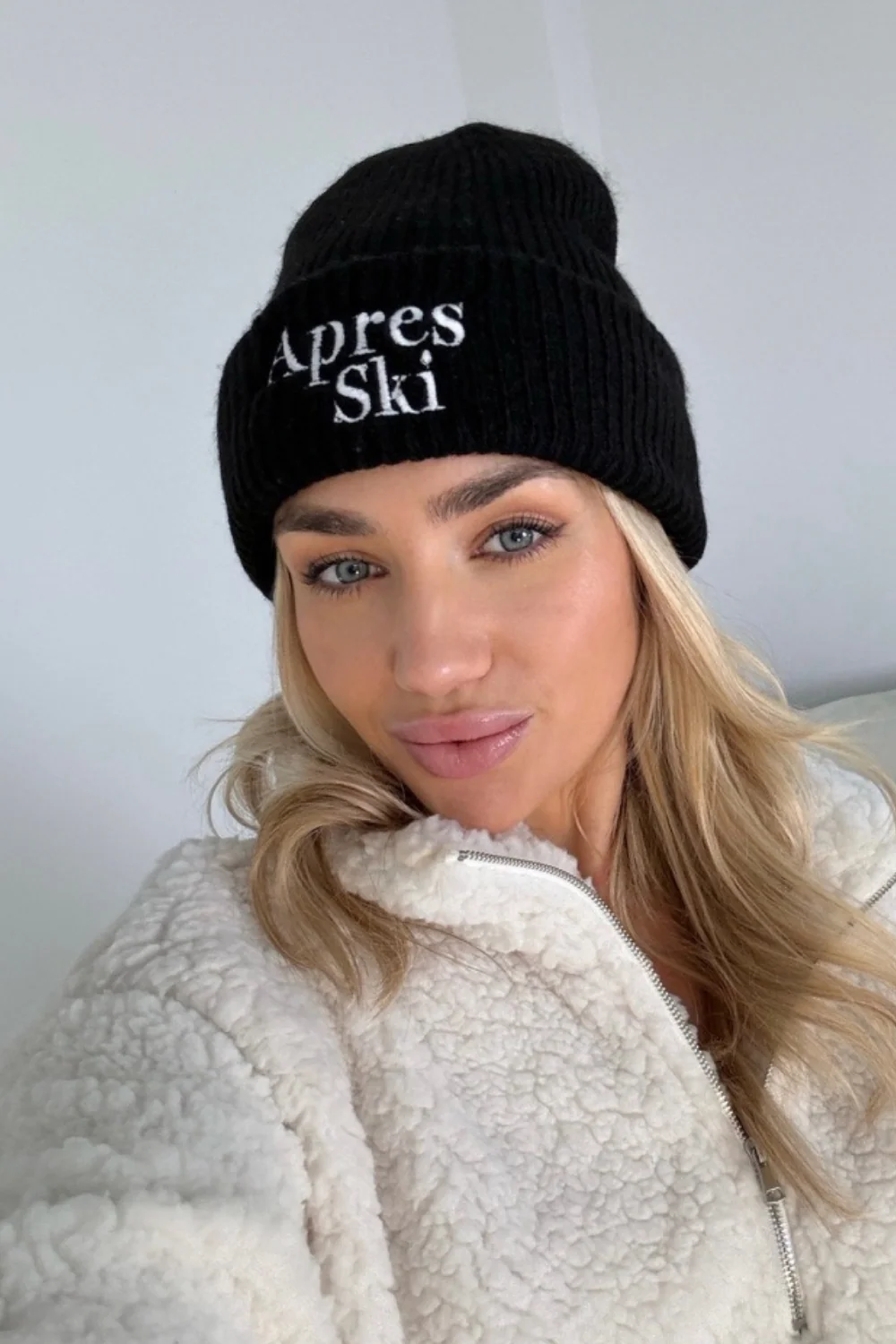 Apres ski black embroidered knit beanie hat - Image 3