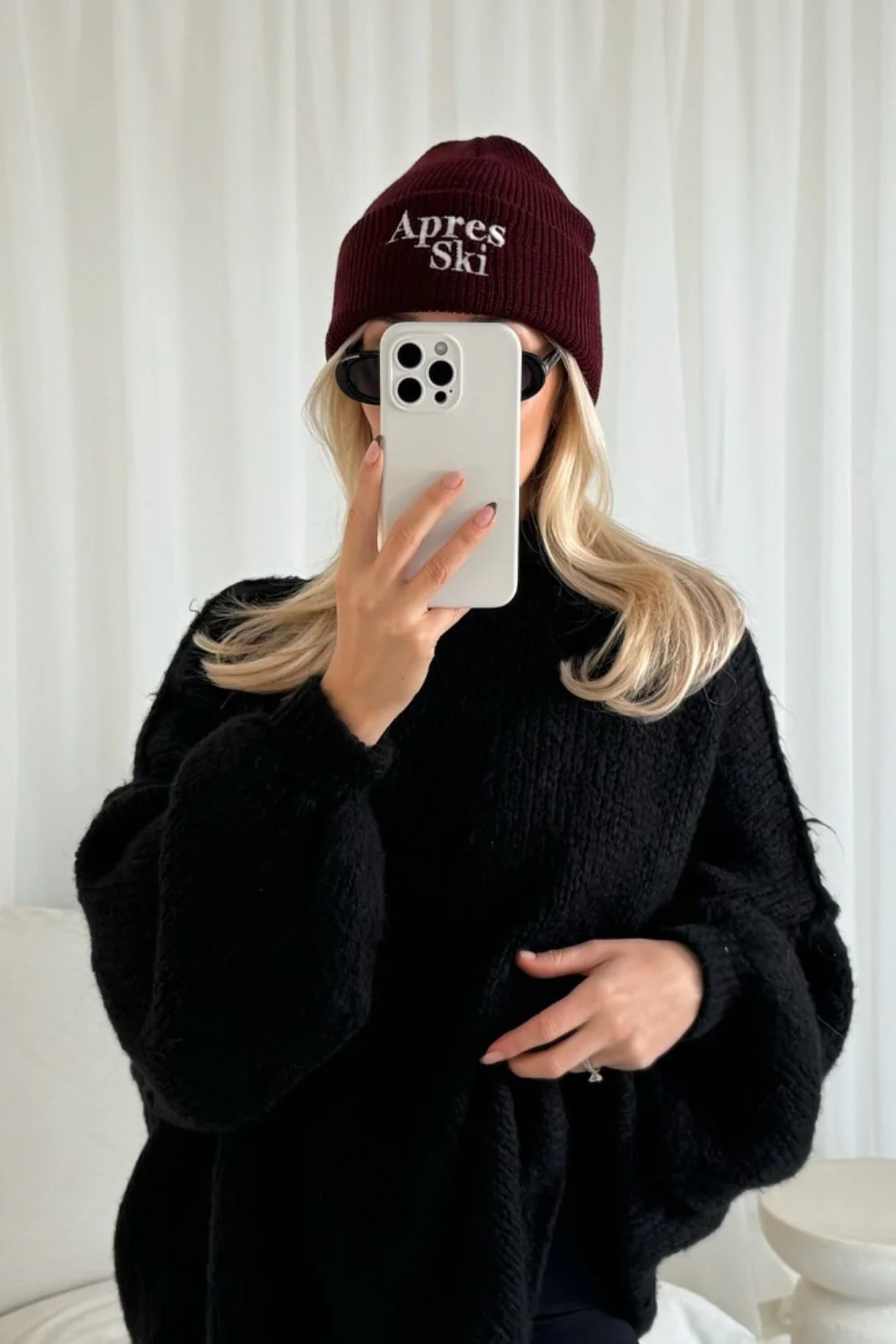 Apres ski burgundy embroidered knit beanie hat - Image 2