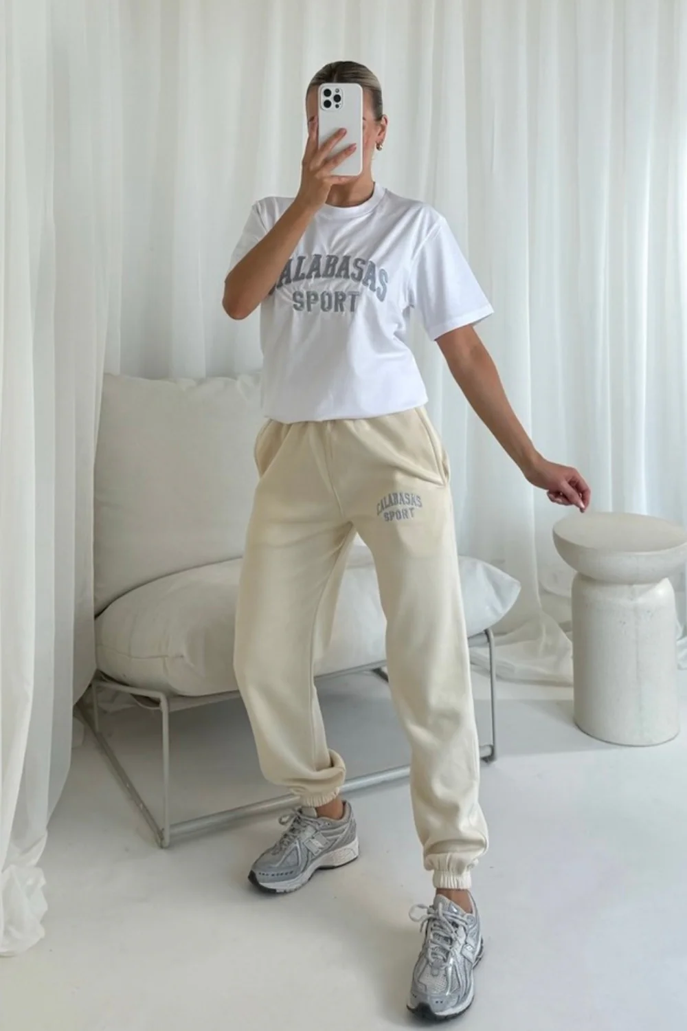 Calabasas sport grey embroidered t-shirt and ecru jogger - Image 2