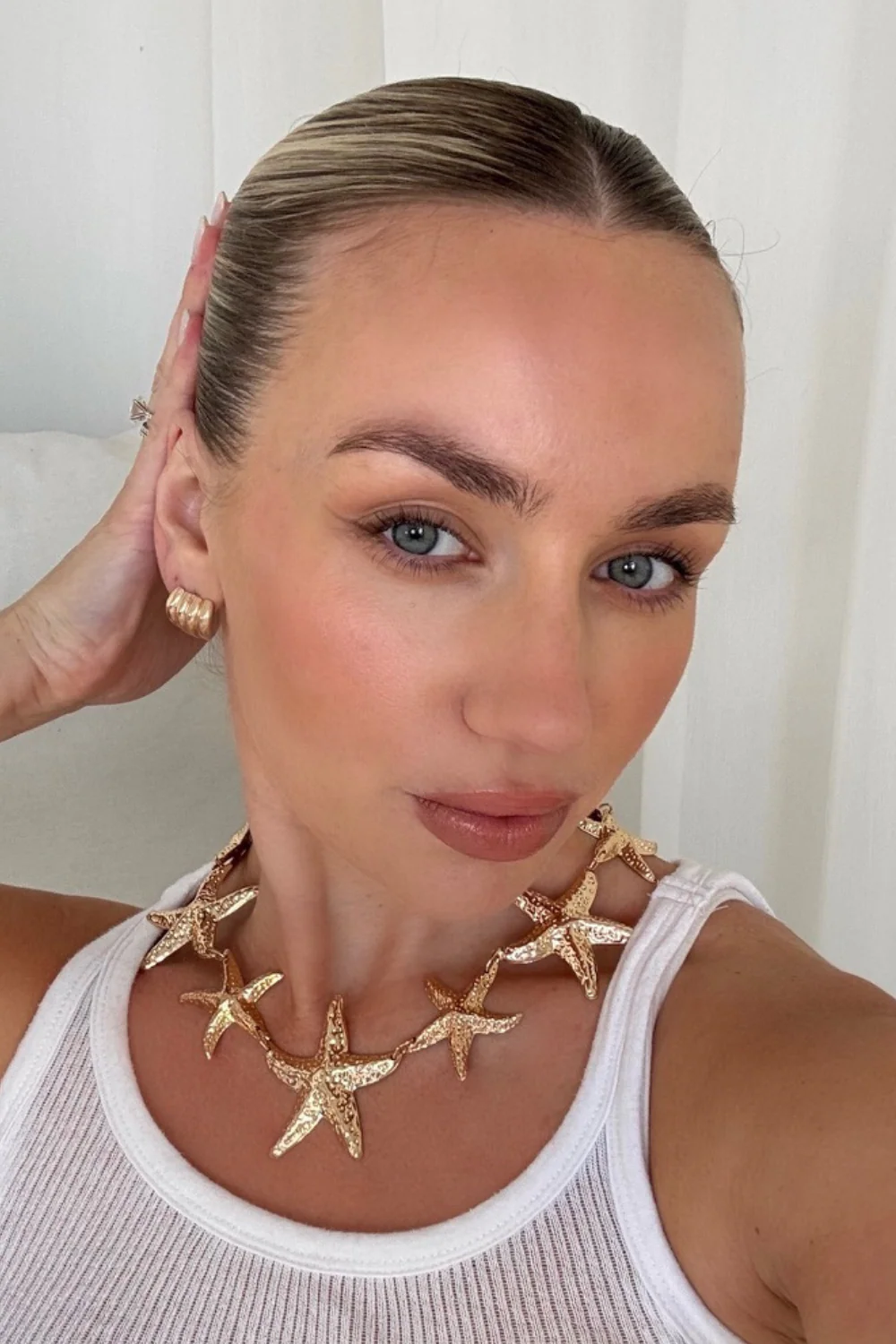 Freya gold starfish earrings & necklace - Image 3