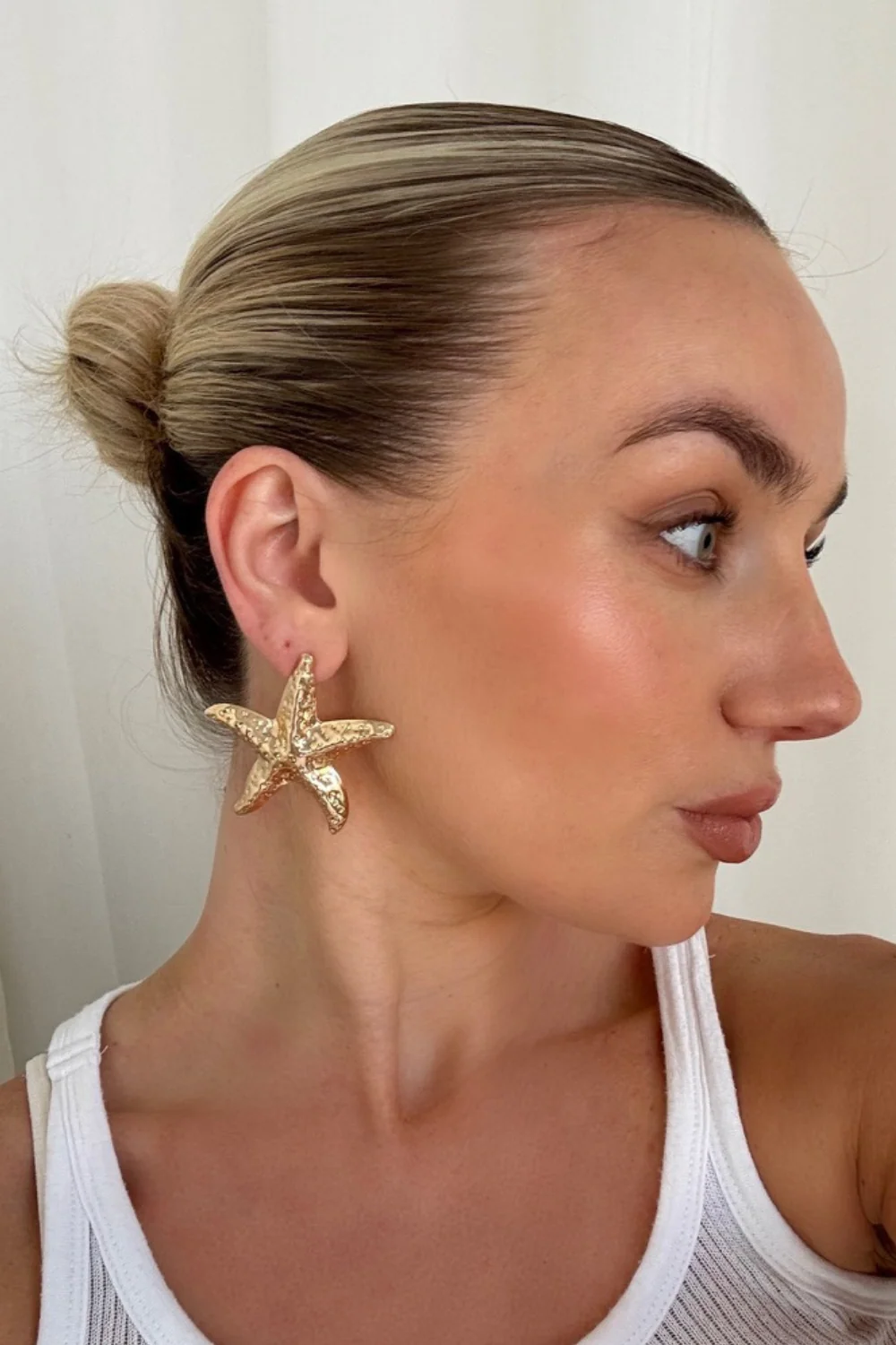 Freya gold starfish earrings & necklace - Image 4