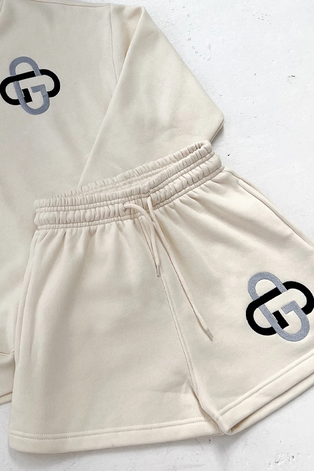 GG Logo Ecru Embroidered Sweater Short Set - Image 2