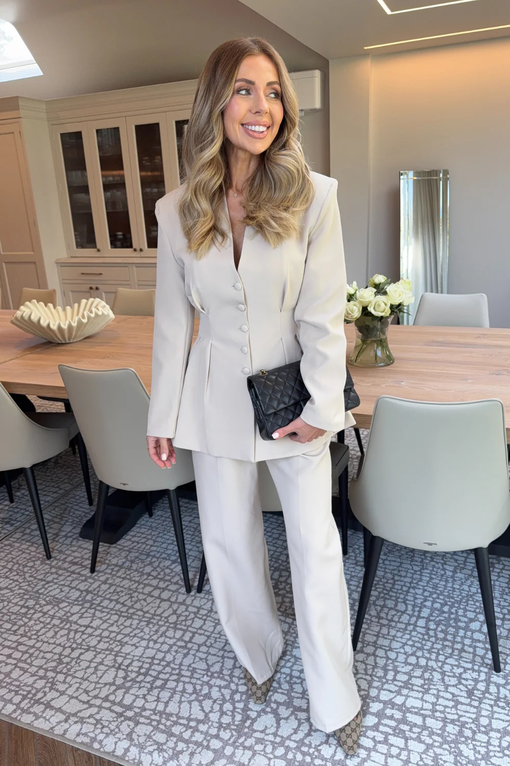 Libby beige structured blazer with cinched waist - Chloe Lauren Collection - Image 3