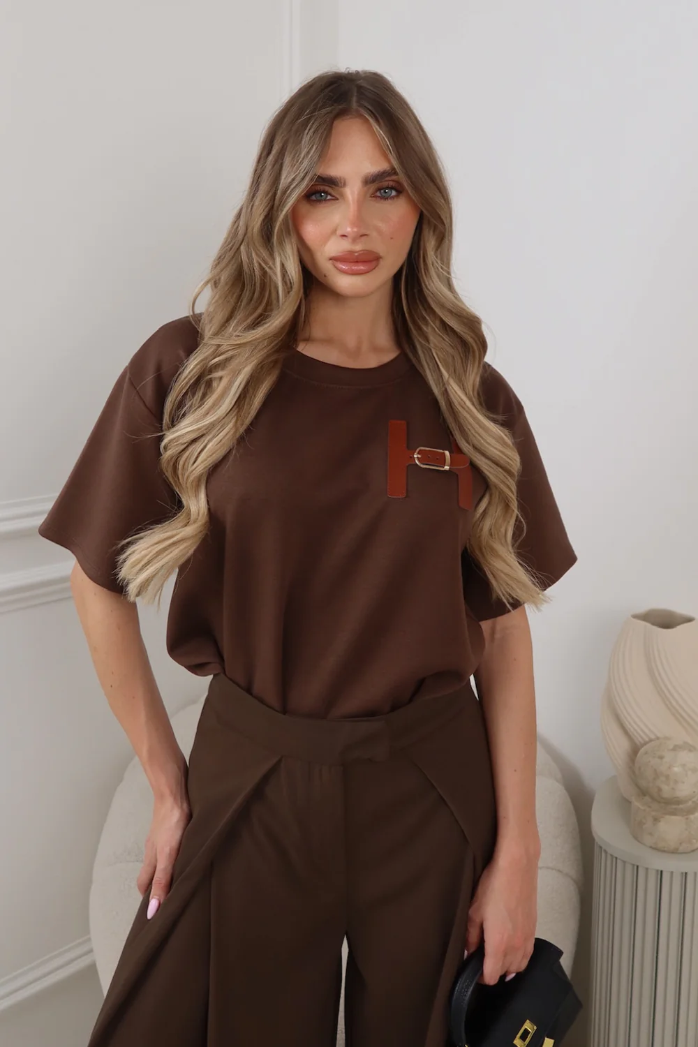 MIA CHOCOLATE T-SHIRT WITH FAUX LEATHER H BUCKLE