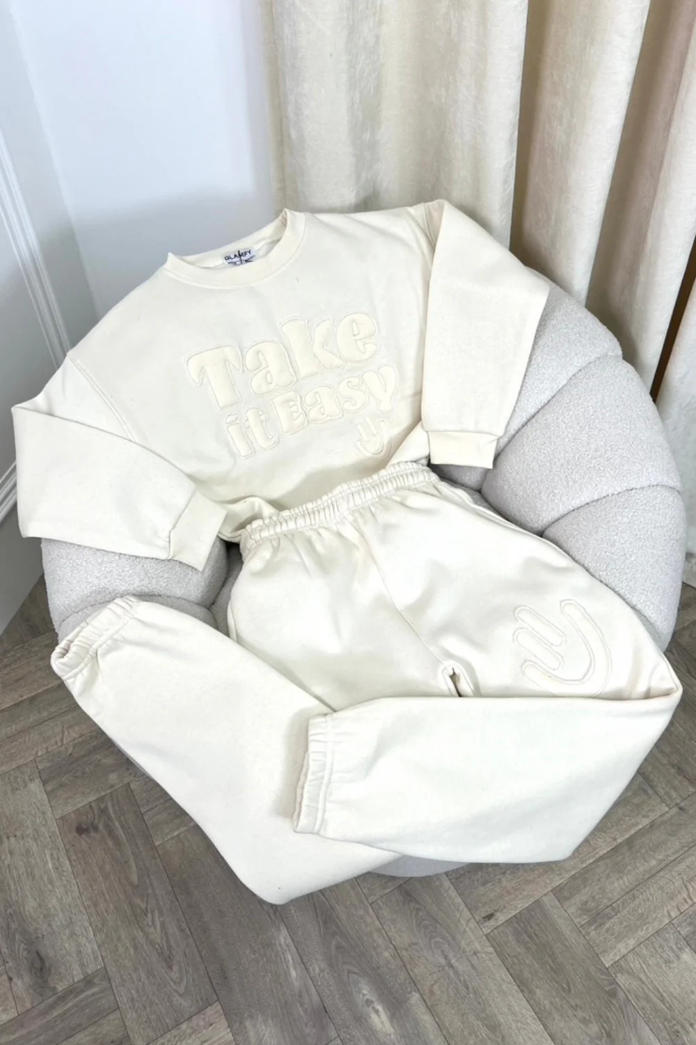 Mini ecru take it easy applique sweater jogger loungewear - Image 2