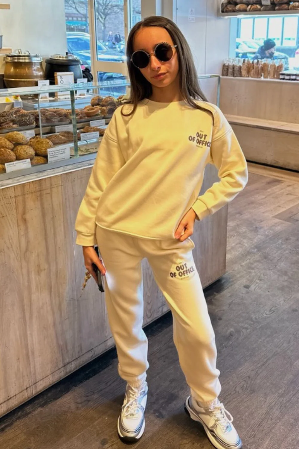 Mini Out of office ecru printed sweater and joggers - Image 2