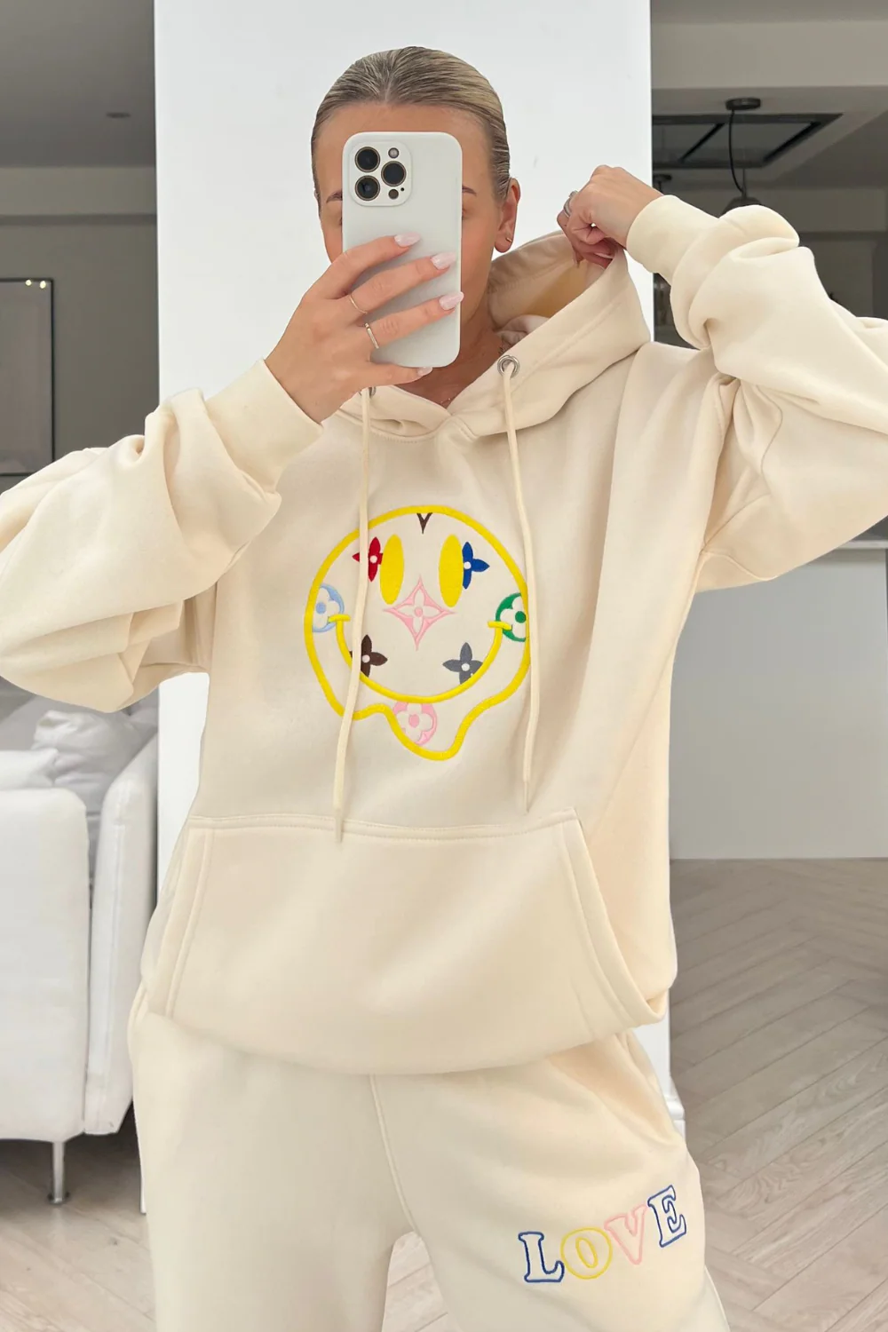 Smiley pattern ecru embroidered  hooded loungewear set - Image 3