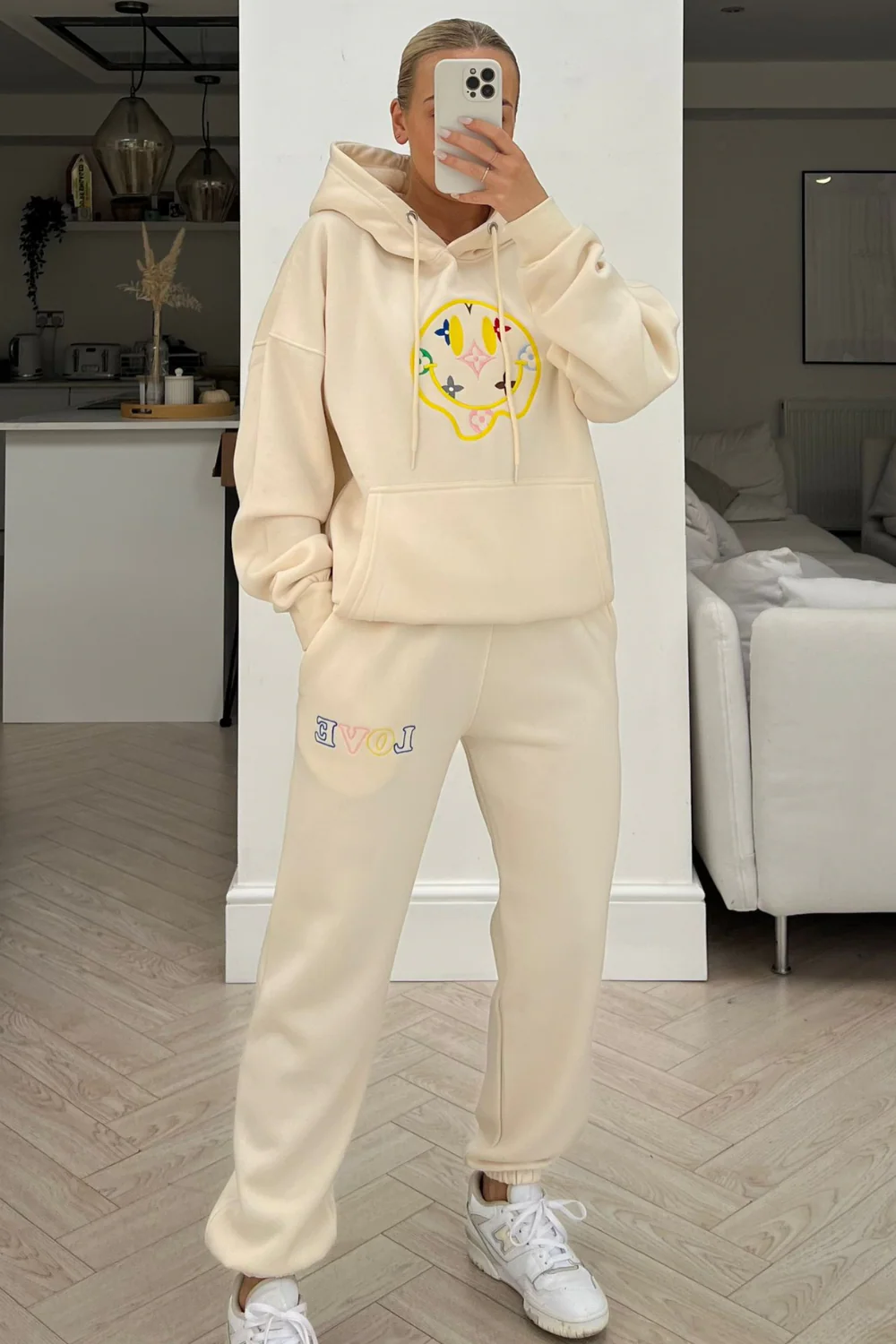 Smiley pattern ecru embroidered  hooded loungewear set - Image 4