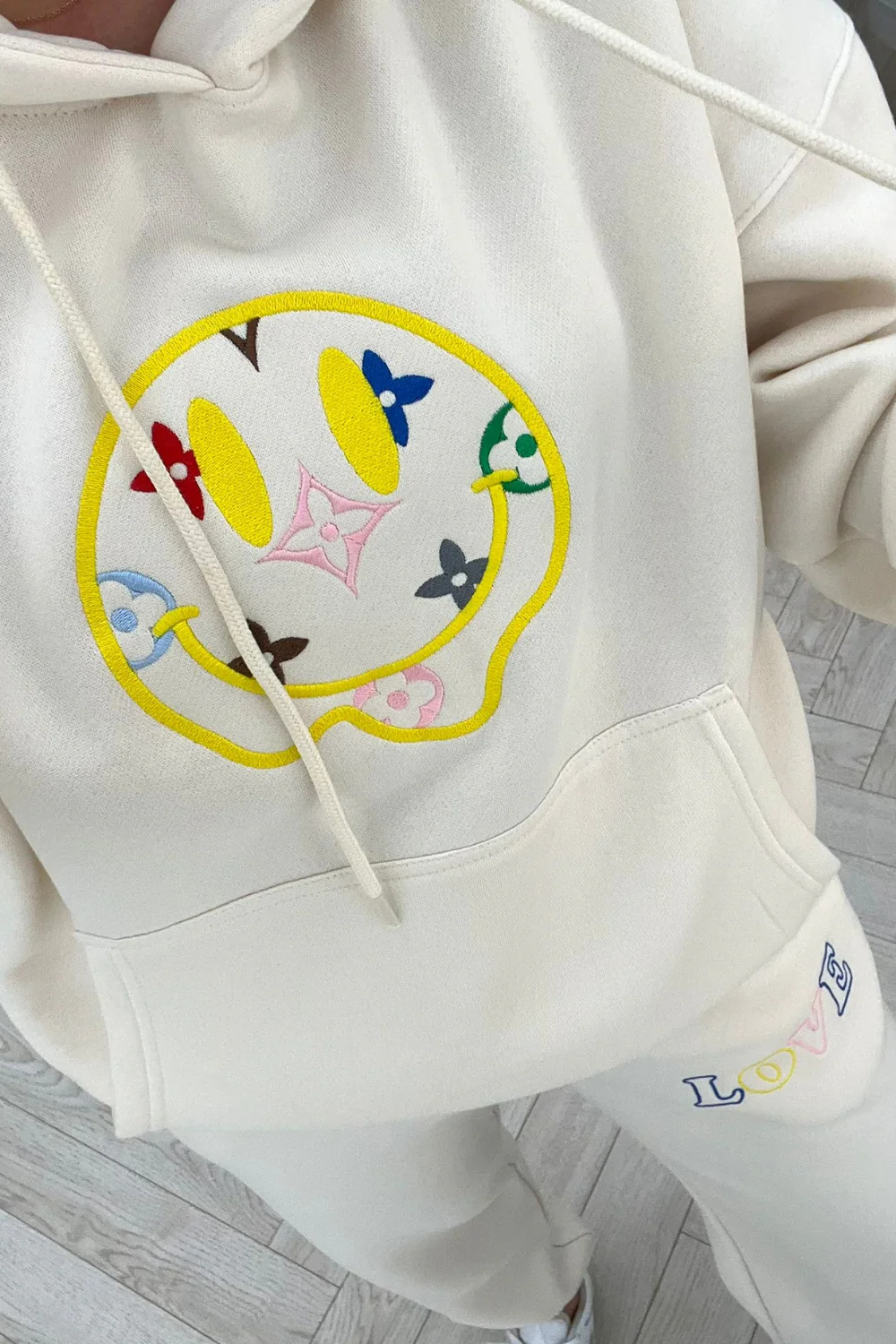 Smiley pattern ecru embroidered  hooded loungewear set - Image 5