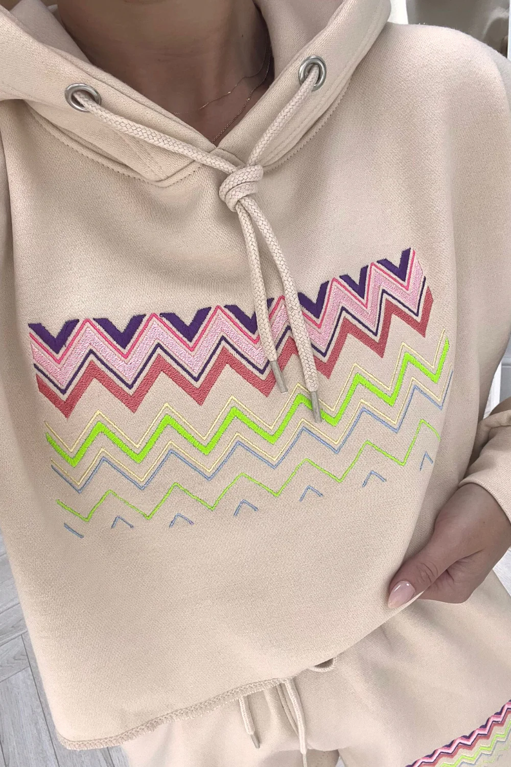 zigzag beige embroidered cropped hooded short coord - Image 3